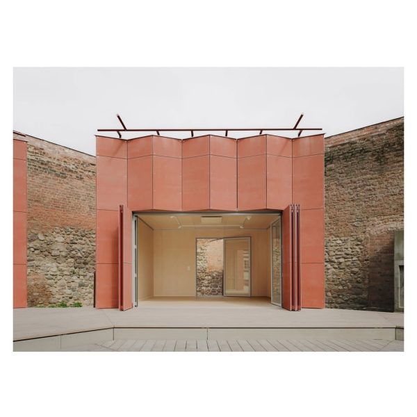 The new Burghofbühne in Beeskow consists of three pavilions with an outdoor stage in the middle (1)